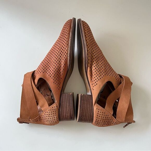Jeffrey Campbell Everly Perforated Cutout Punched Leather Ankle Boots Tan 8.5 - Picture 7 of 10